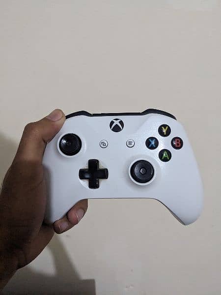 Xbox One S 1TB, 2 Controllers 3