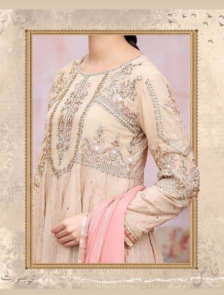 This 3pc suit is from rafia۔pk and excellent in condition 9