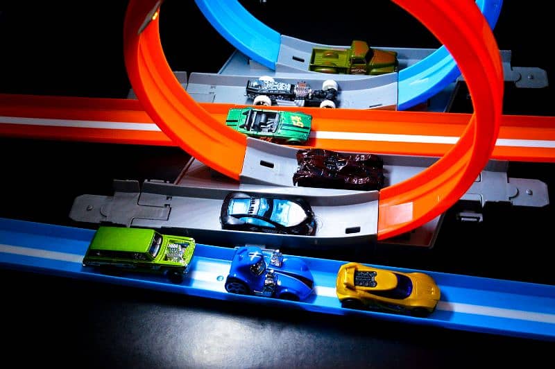 Hot Wheels double loop track with 8 Cars 1