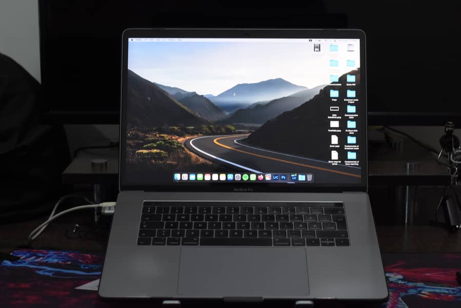 Macbook pro 2017-Core i7-7th Generation with 6GB Graphics Card 0