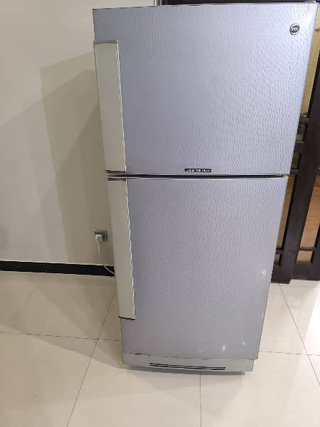 selling my used fridge 10/9 in condition cooling 100% 2