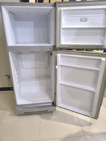 selling my used fridge 10/9 in condition cooling 100% 4