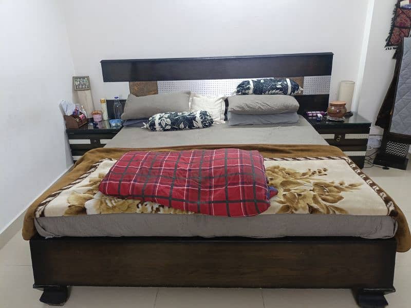 Double bed, side tables and dressing table 4