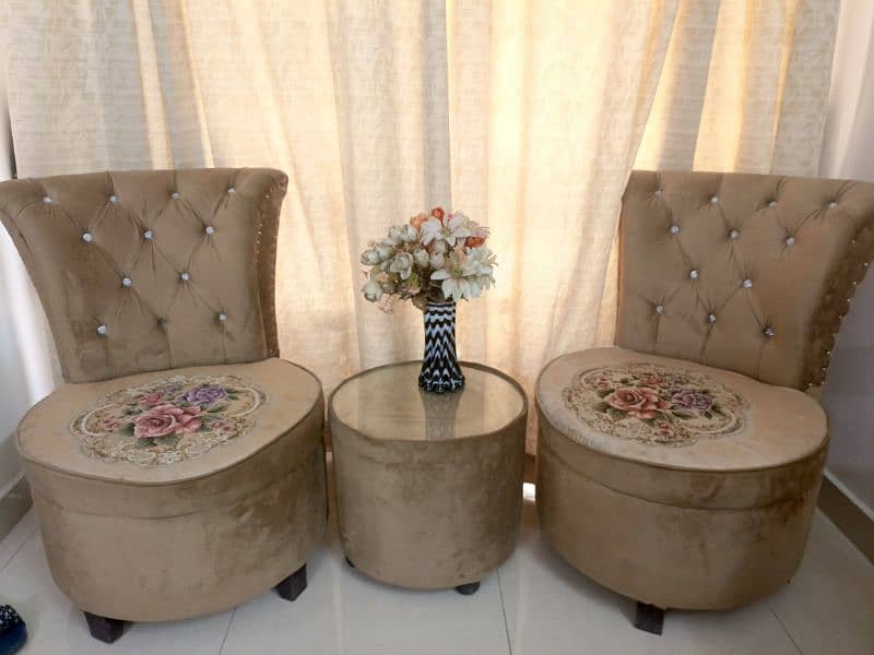 bed room chairs with table 1