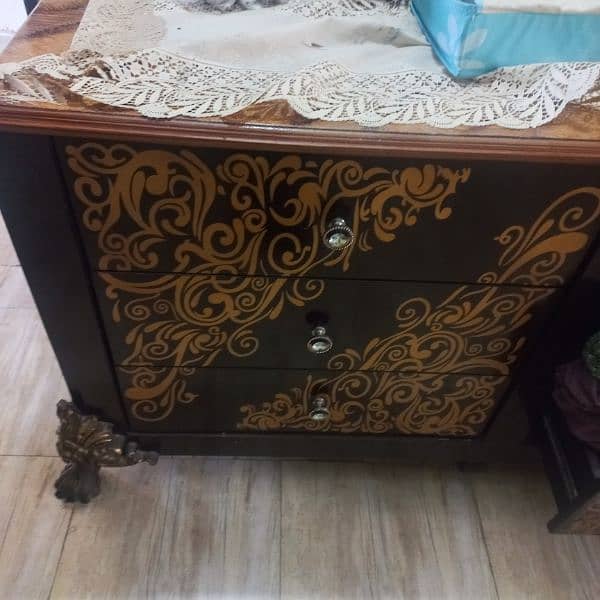 king size bed 2 parts cupboard doulbl mirror dressing 2 sides 5able 2