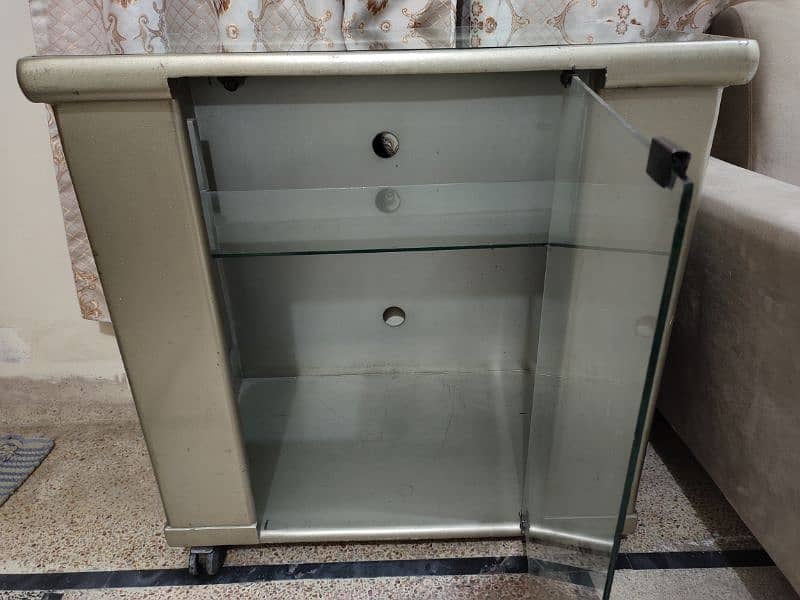 TV trolley with glass shelves for storage 2