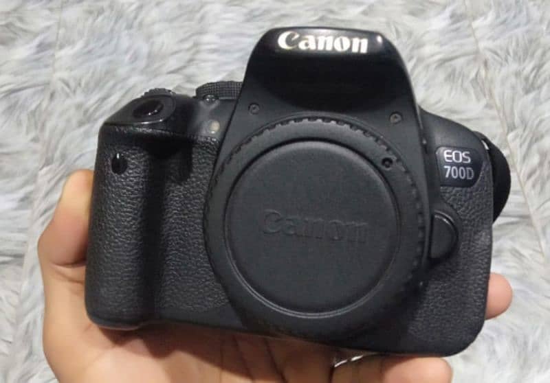 I want to sale my camera Canon 700d with box 2