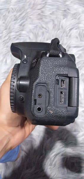 I want to sale my camera Canon 700d with box 3