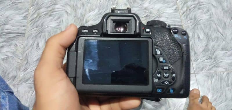 I want to sale my camera Canon 700d with box 1