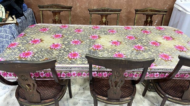 luxury Dining table with 6 seats    it's urgent 5