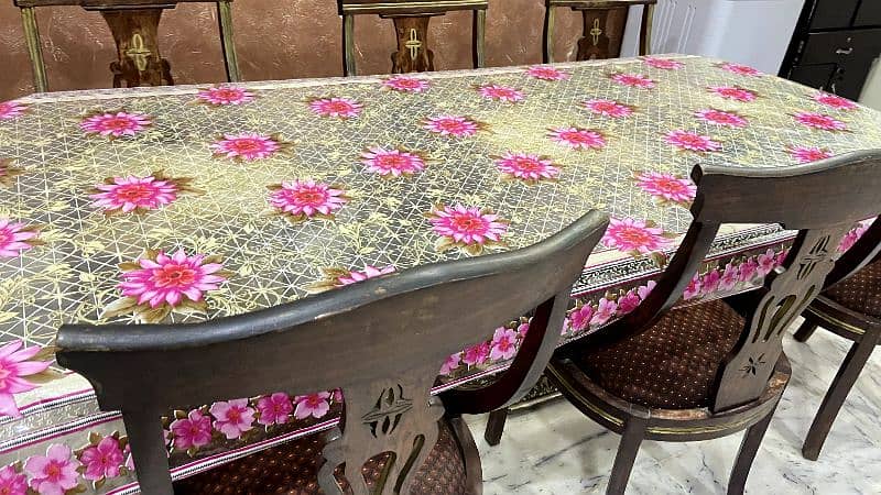 luxury Dining table with 6 seats    it's urgent 6