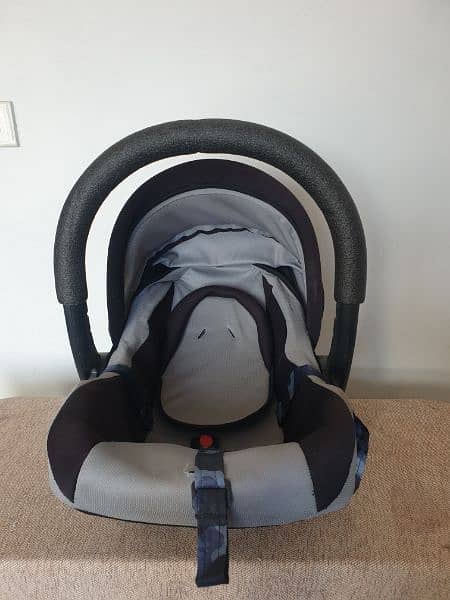 Baby carry cot / car seat 1