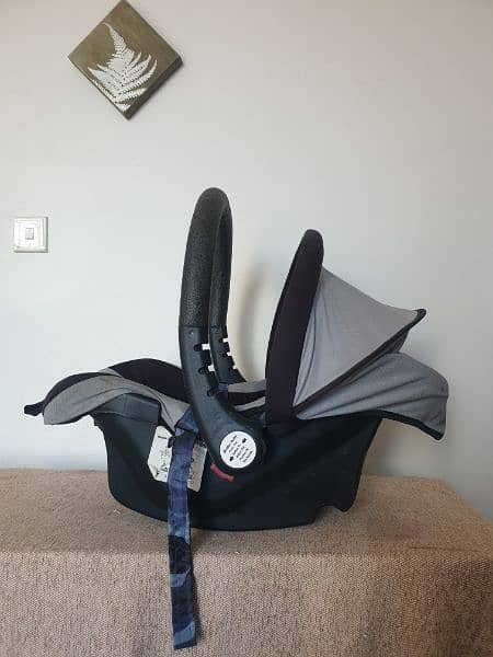 Baby carry cot / car seat 2