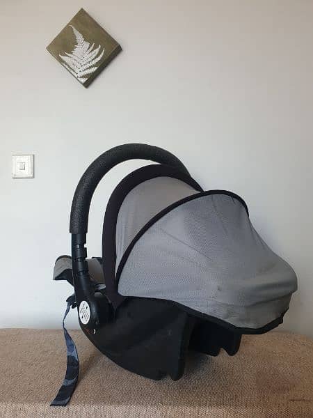 Baby carry cot / car seat 3