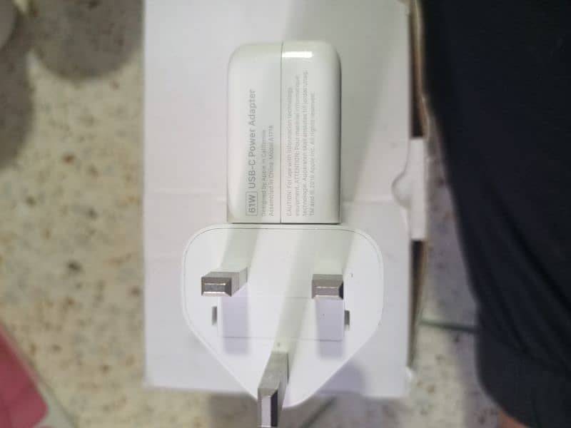 Apple USB-C 61W Power Adopter 1