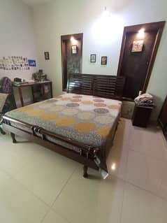 queen bed with mattress for sale (price negiogable)