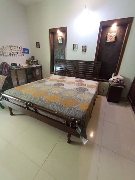 queen bed with mattress for sale (price negiogable) 0