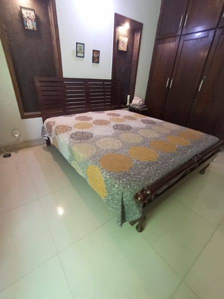 queen bed with mattress for sale (price negiogable) 1