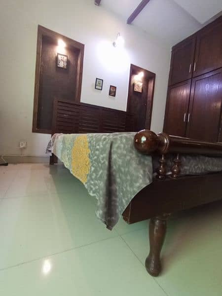 queen bed with mattress for sale (price negiogable) 2
