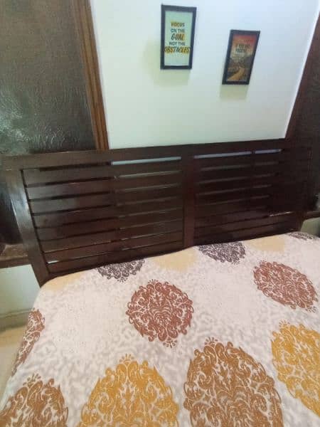 queen bed with mattress for sale (price negiogable) 3