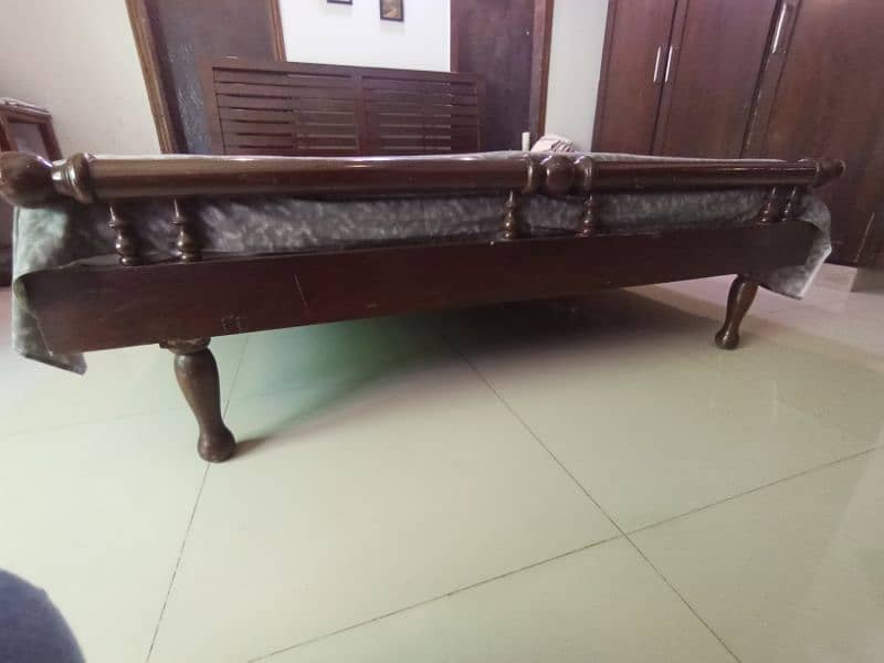 queen bed with mattress for sale (price negiogable) 4