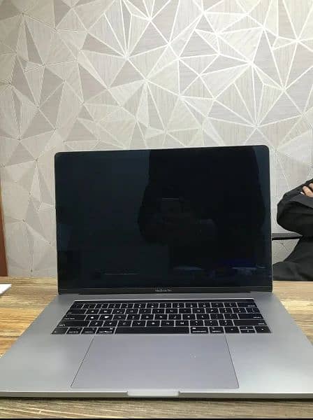 MacBook Pro 2018 Model 15.4 1