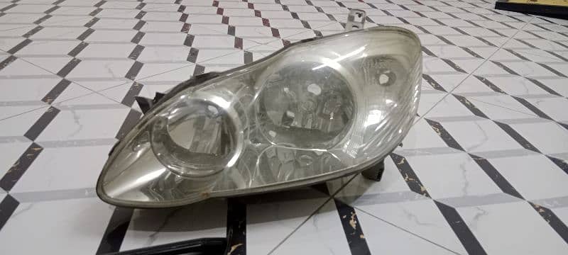 selling head light and front jaali totoyta 2005 model 3