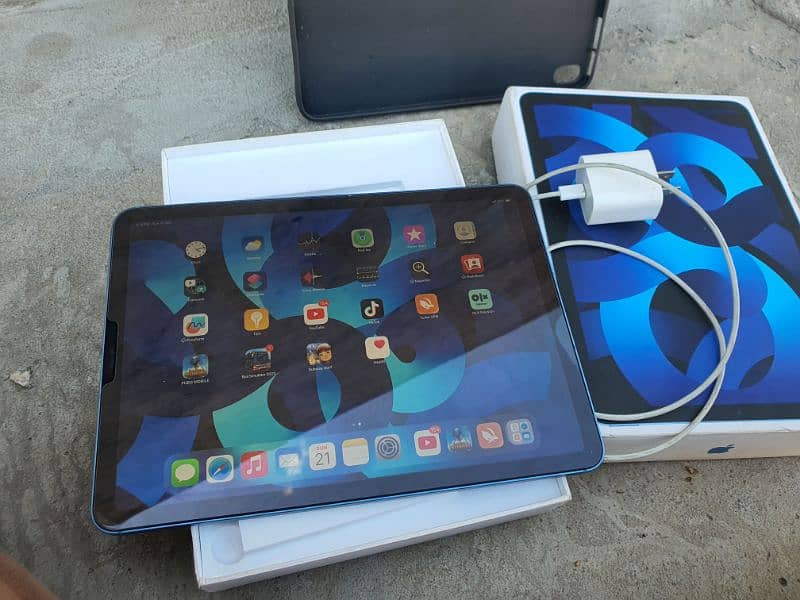 Ipad Air 5 64GB with box charger 10/10 (5 month warrenty) 9