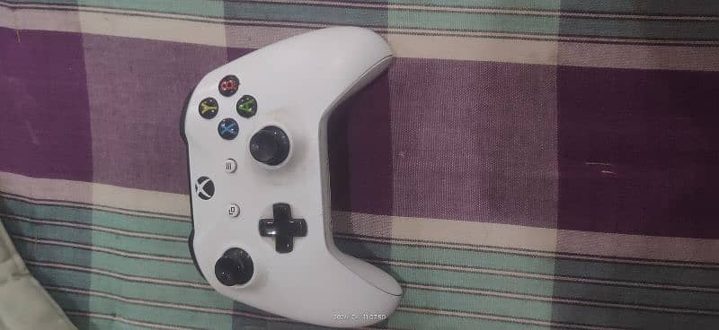 Xbox one S with games and Accounts 0