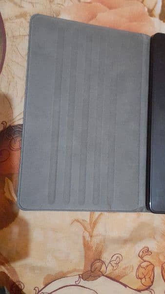 Lenovo M10 tablet with cover 4