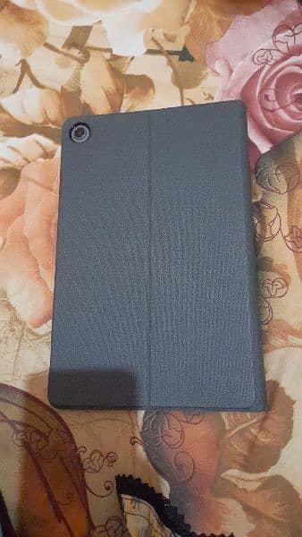 Lenovo M10 tablet with cover 5