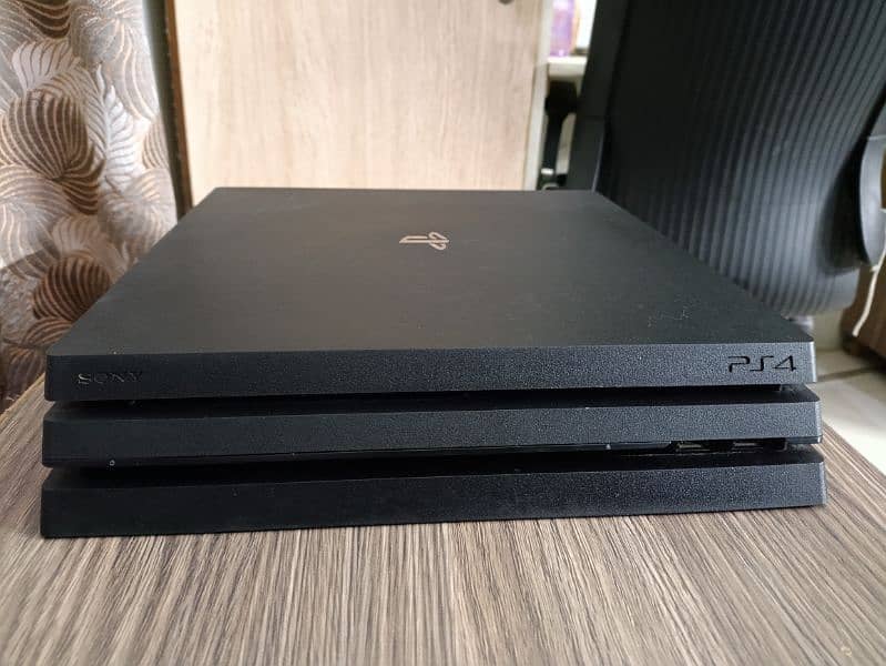 PS4 Pro 4K 1TB CUH-7216B with Controllers and a disc 1