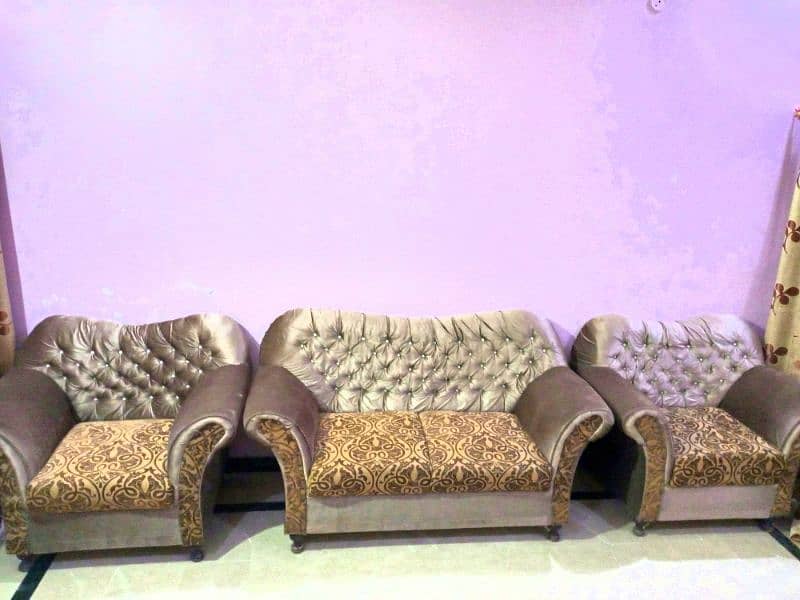 Sofa set 4 Seater. . Very Good Condition. .  Price Mai kumi hojaye gi. 0
