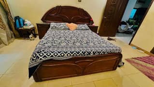 bed and mattress is in good condition 0