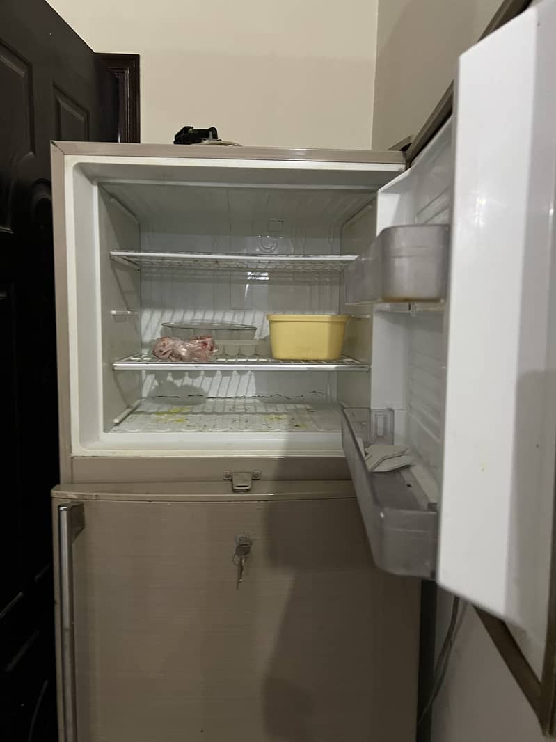 Good condition Downlance LVS Refrigerator 4