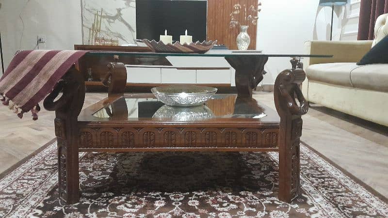 set of 3 table's,  1 center table and 2 side tables 0