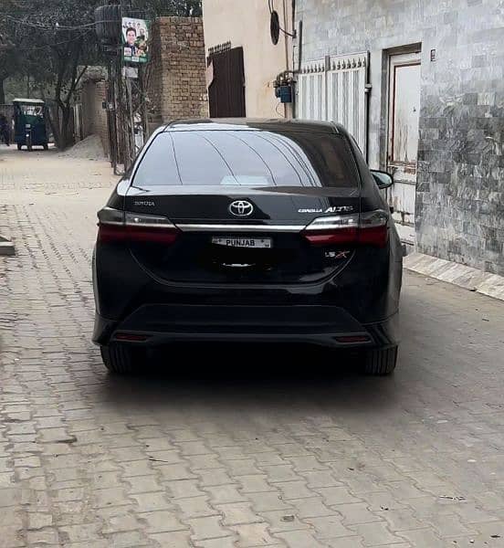 Toyota Corolla black x avaliable for rent in pakpattan and arifwala 1