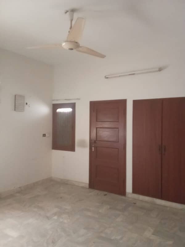 A Prime Location 275 Square Feet Office In Karachi Is On The Market For rent 4