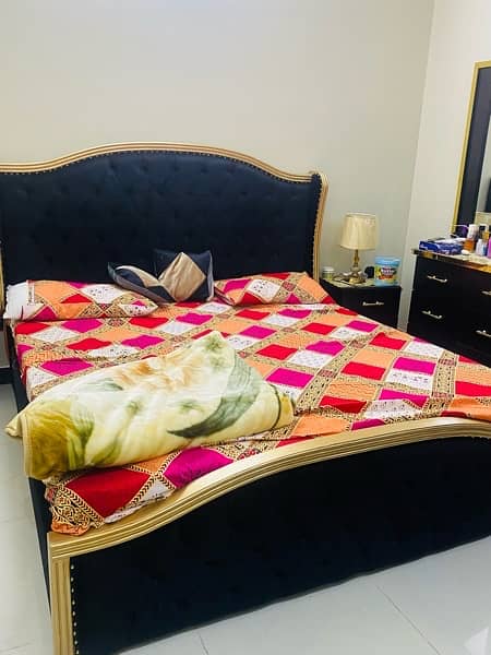 bed set condition 10/10 bed wordrobe, side tables, dressing table 5