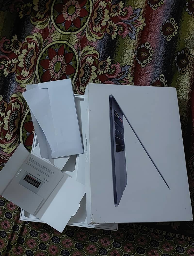 MacBook Pro 2019 TouchBar Core i9 with Box 5