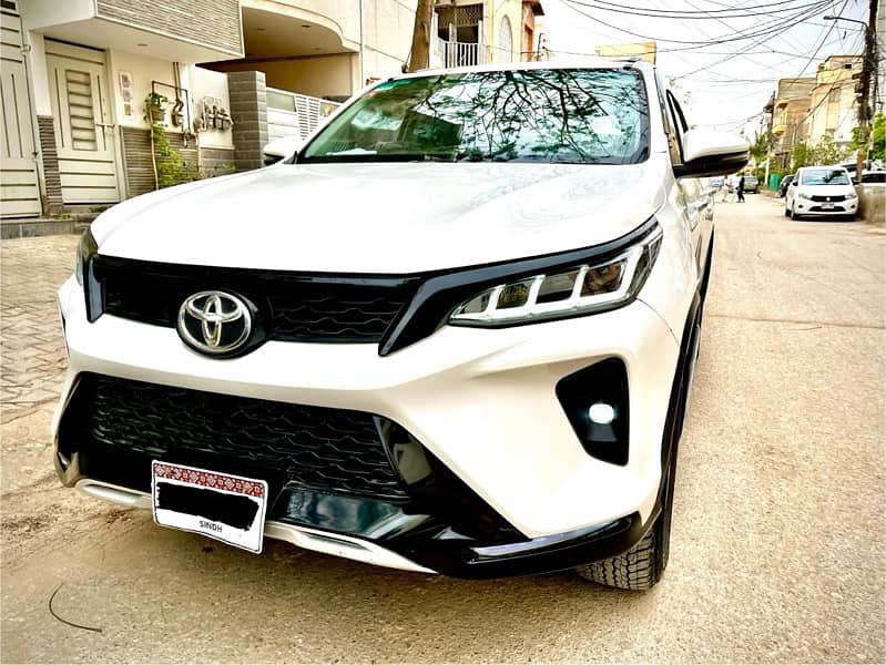 Toyota Fortuner Sigma 4x4 - White - 2 1