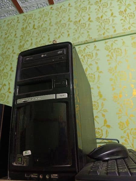Gaming PC with branded gaming LCD 1
