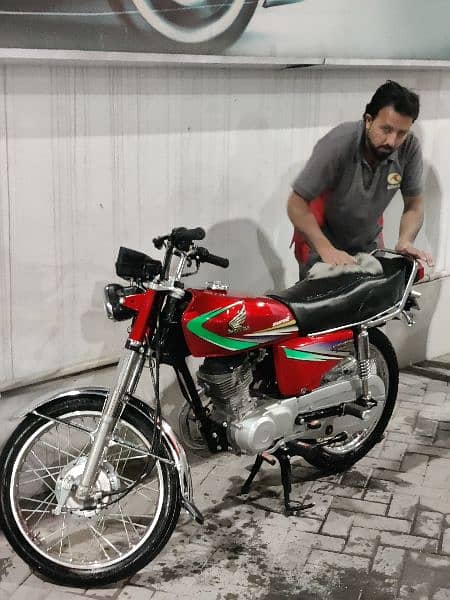 I'm selling Honda CG-125 100% Genuine bike no work required 0