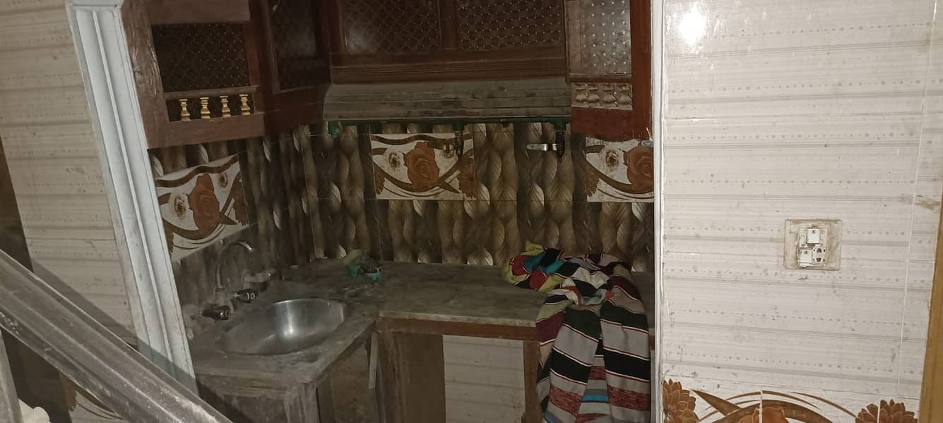 Room Spread Over 100 Square Feet In Sunehri Masjid Road Available 7