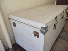 large size trunk or paitee with stand in good condition