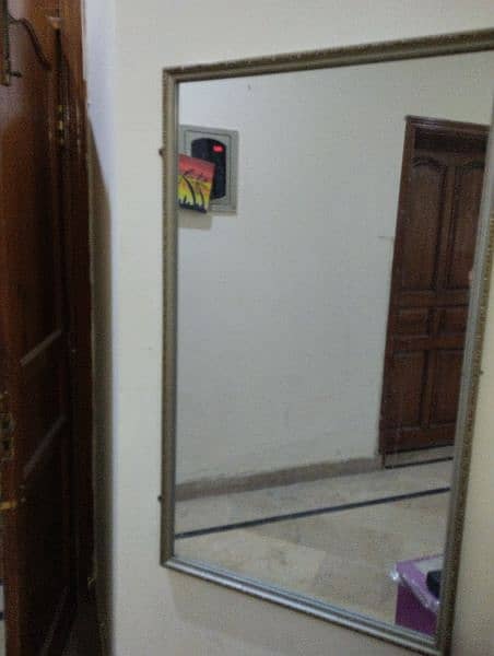 Good quality mirror with beautiful frame. 0