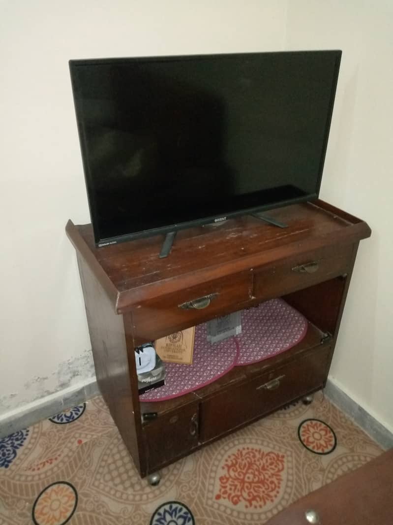 3 Central Tables & TV Trolley for sale 3