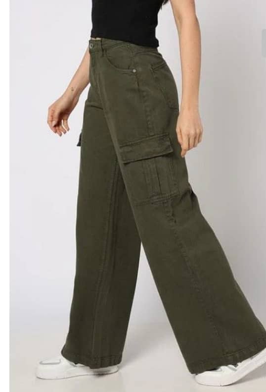 5-pocket pant in twill cotton with a high waist, zip fly and button an 3