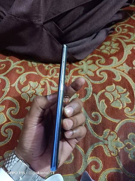 oppo f19 one hand used with box & charger 2
