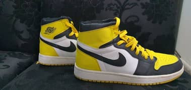 Nike air jordan yellow Size 9